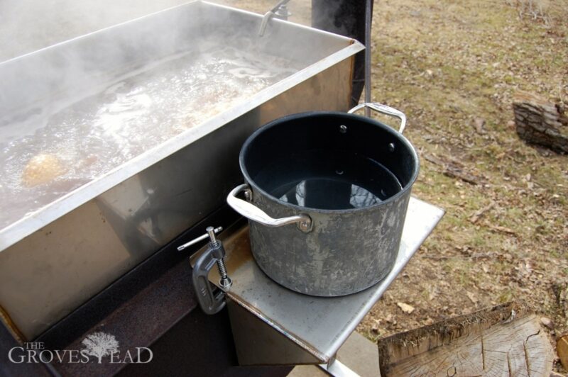 Warming pan warms up the sap before being added into the main pan